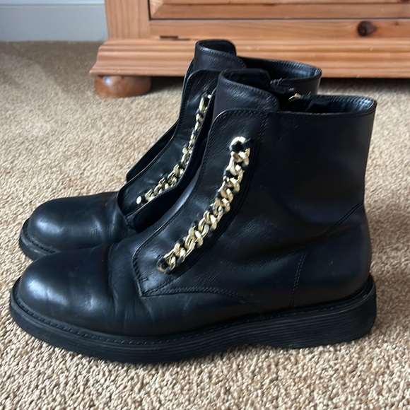Boots with gold chain - Picture 3 of 5